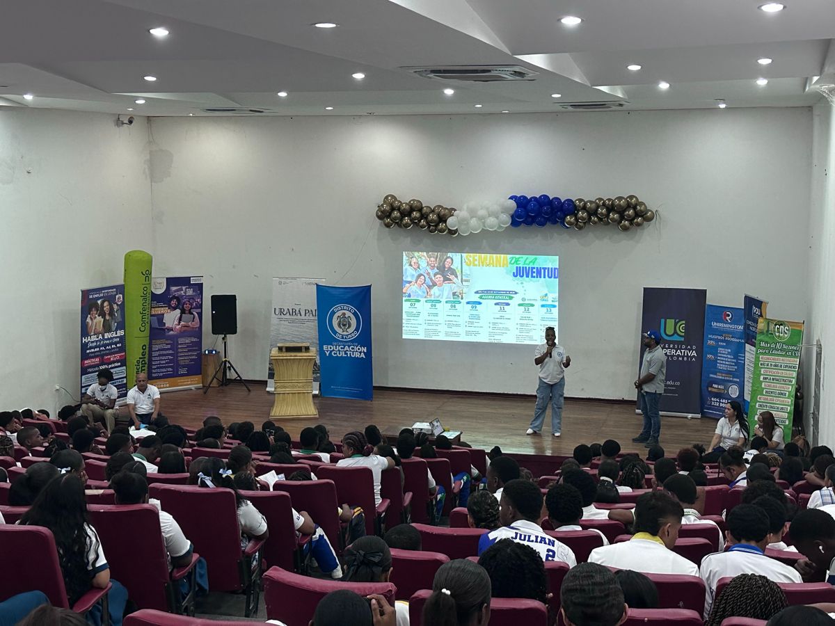 Auditorio lleno de estudiantes en la Semana de la Juventud